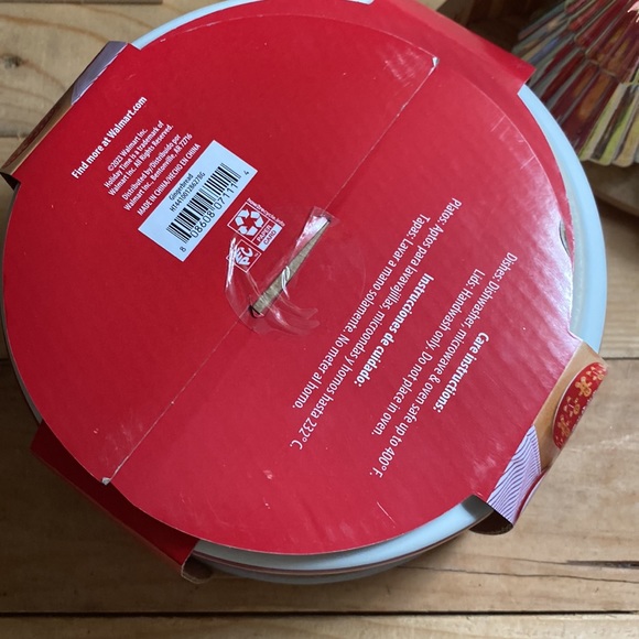 New 4-Piece Gingerbread & Peppermints Glazed Stoneware Bake & Store Containers - Picture 3 of 7